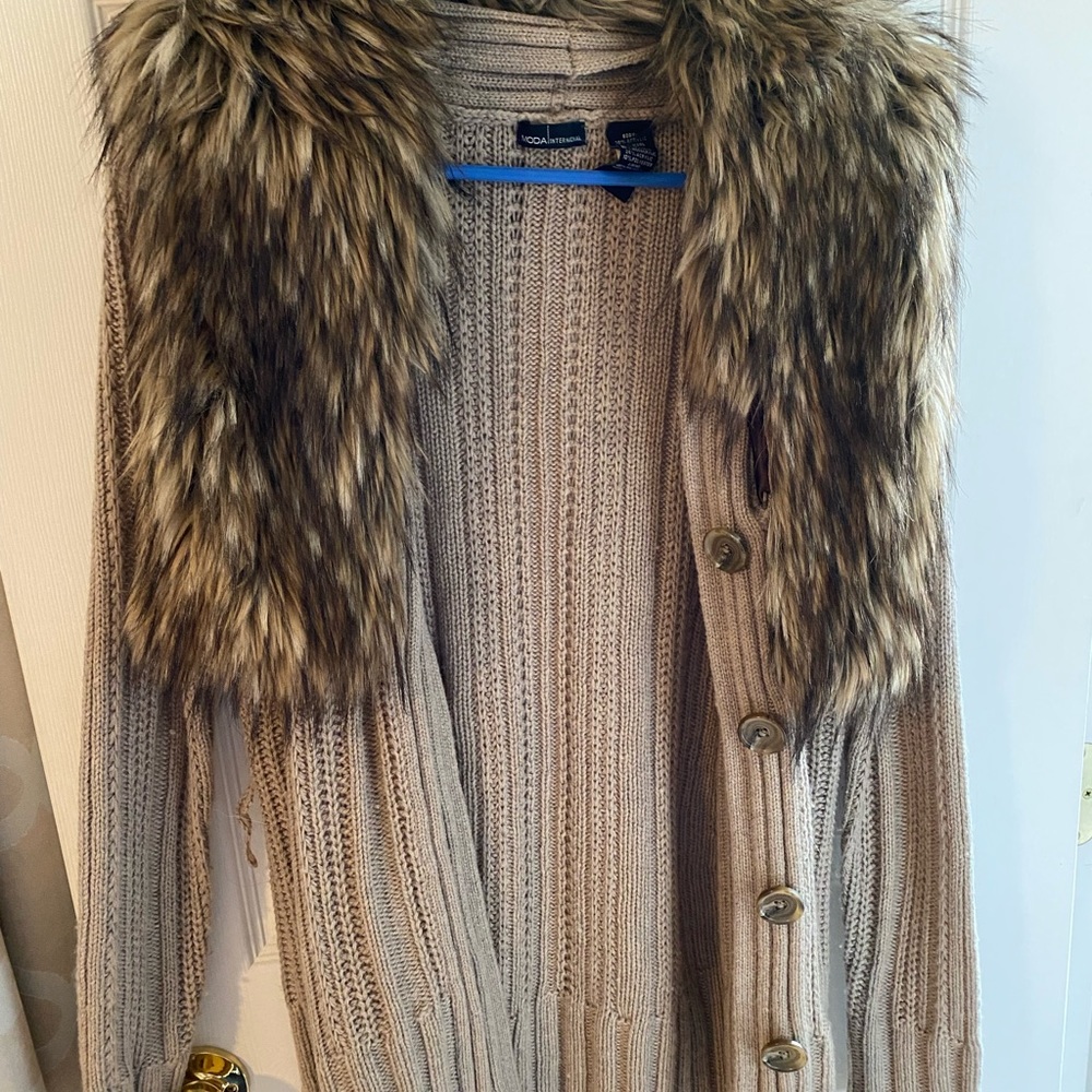 Sweater with faux fur neck detail size small